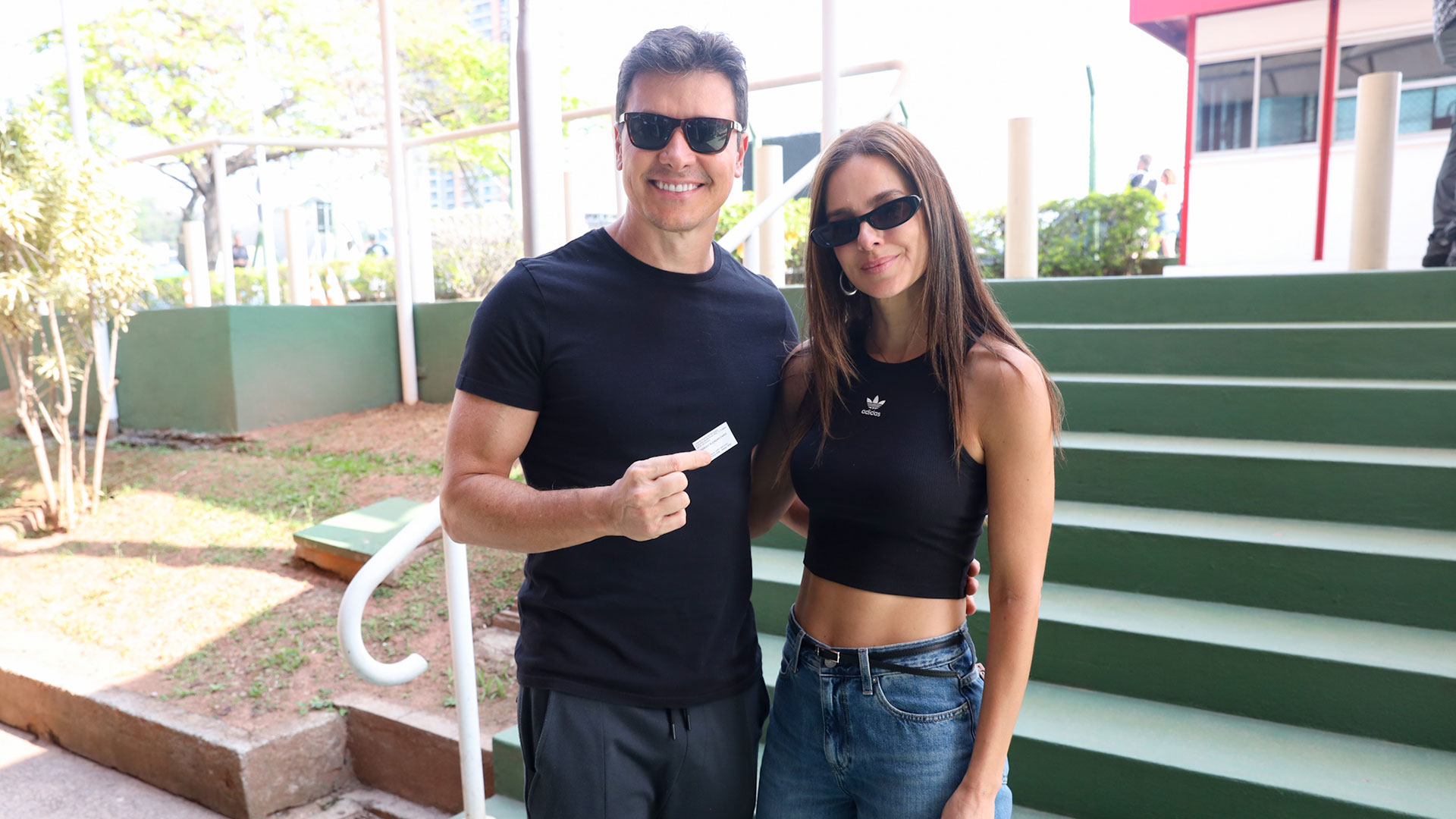 Vera Viel vota com Rodrigo Faro após deixar o hospital