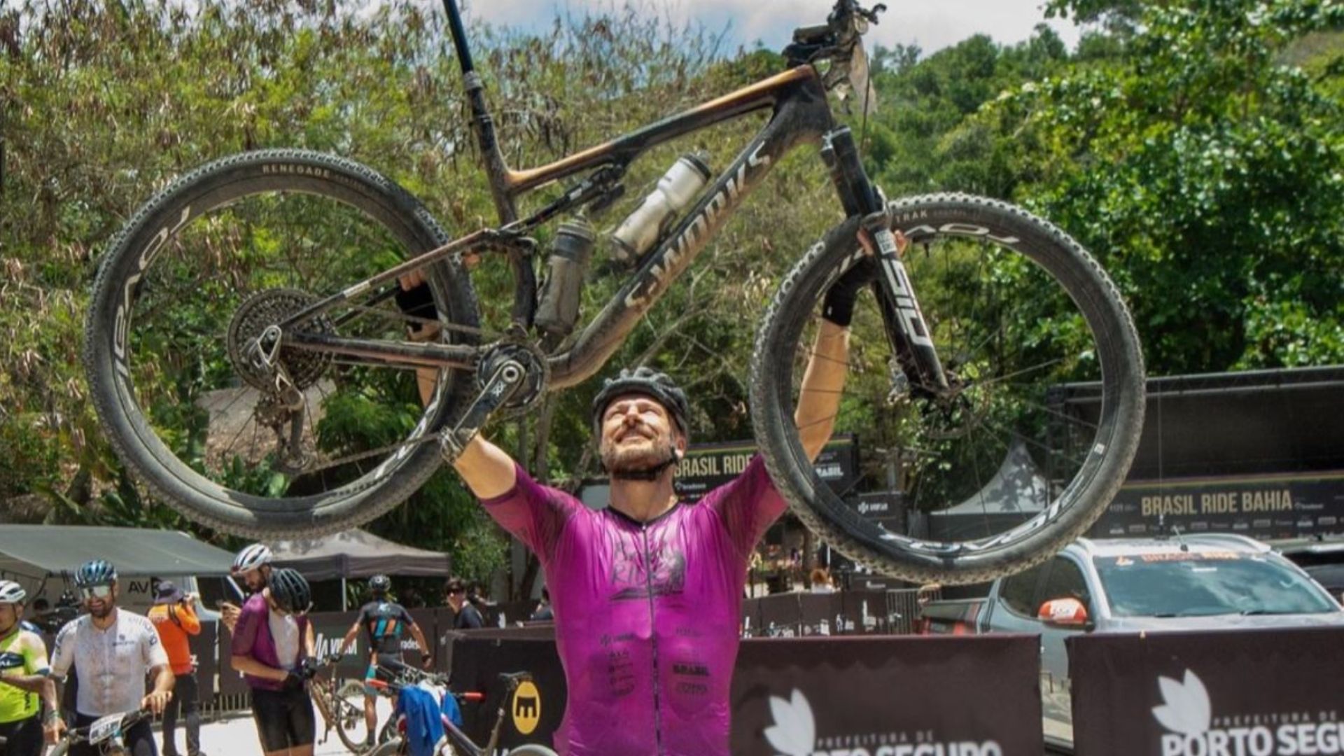 Rodrigo Hilbert brinca sobre rotina após vencer ultramaratona de ciclismo