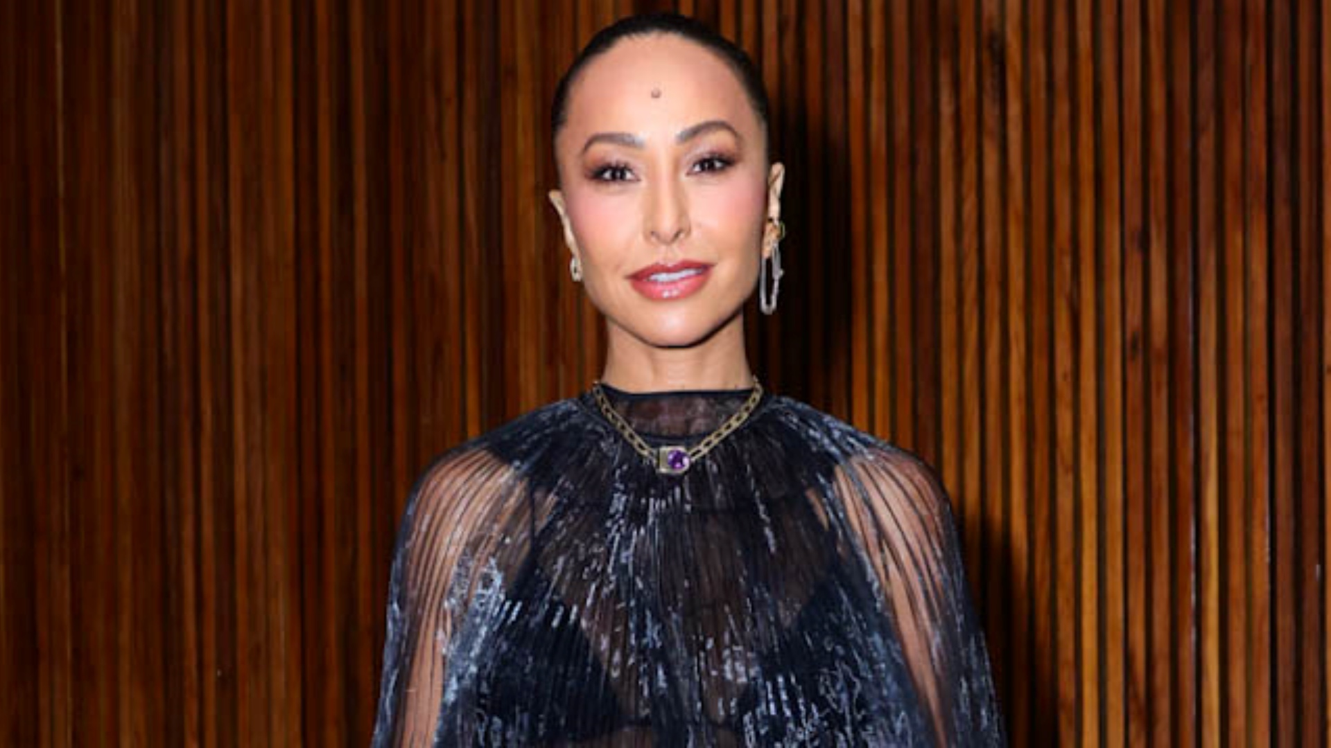 Sabrina Sato exibe barriguinha de grávida ao apostar em look todo transparente