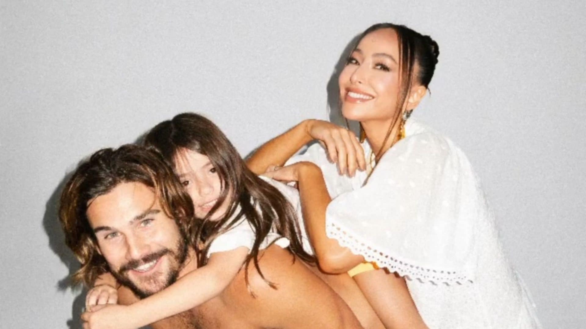 Grávida de Nicolas Prattes, Sabrina Sato curte praia com o noivo e a filha