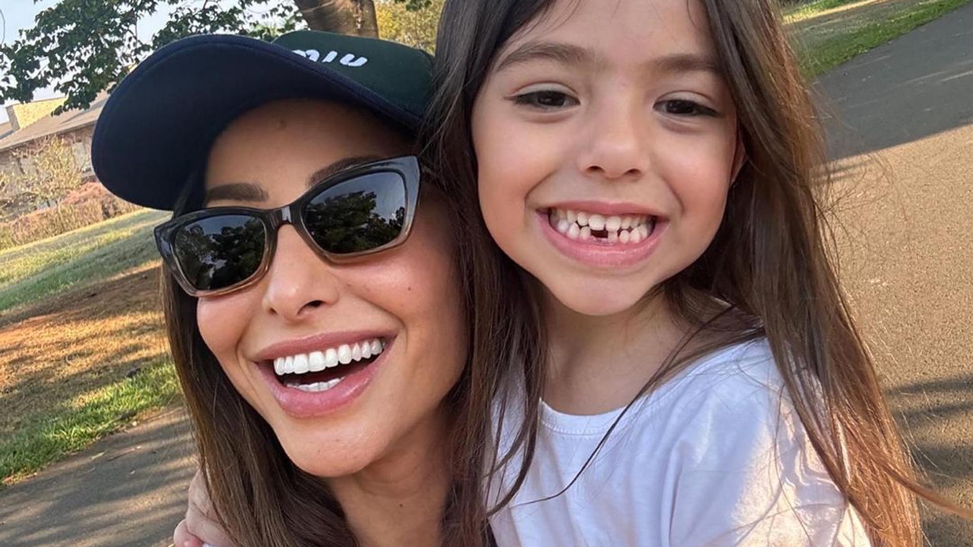 Após Sabrina Sato anunciar gravidez, Zoe surge ninando boneca