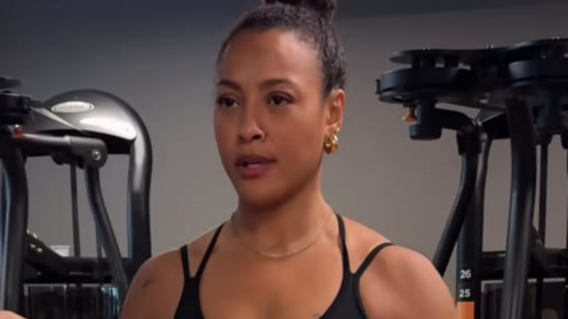 Sheron Menezzes impressiona ao exibir corpo musculoso em treino na academia