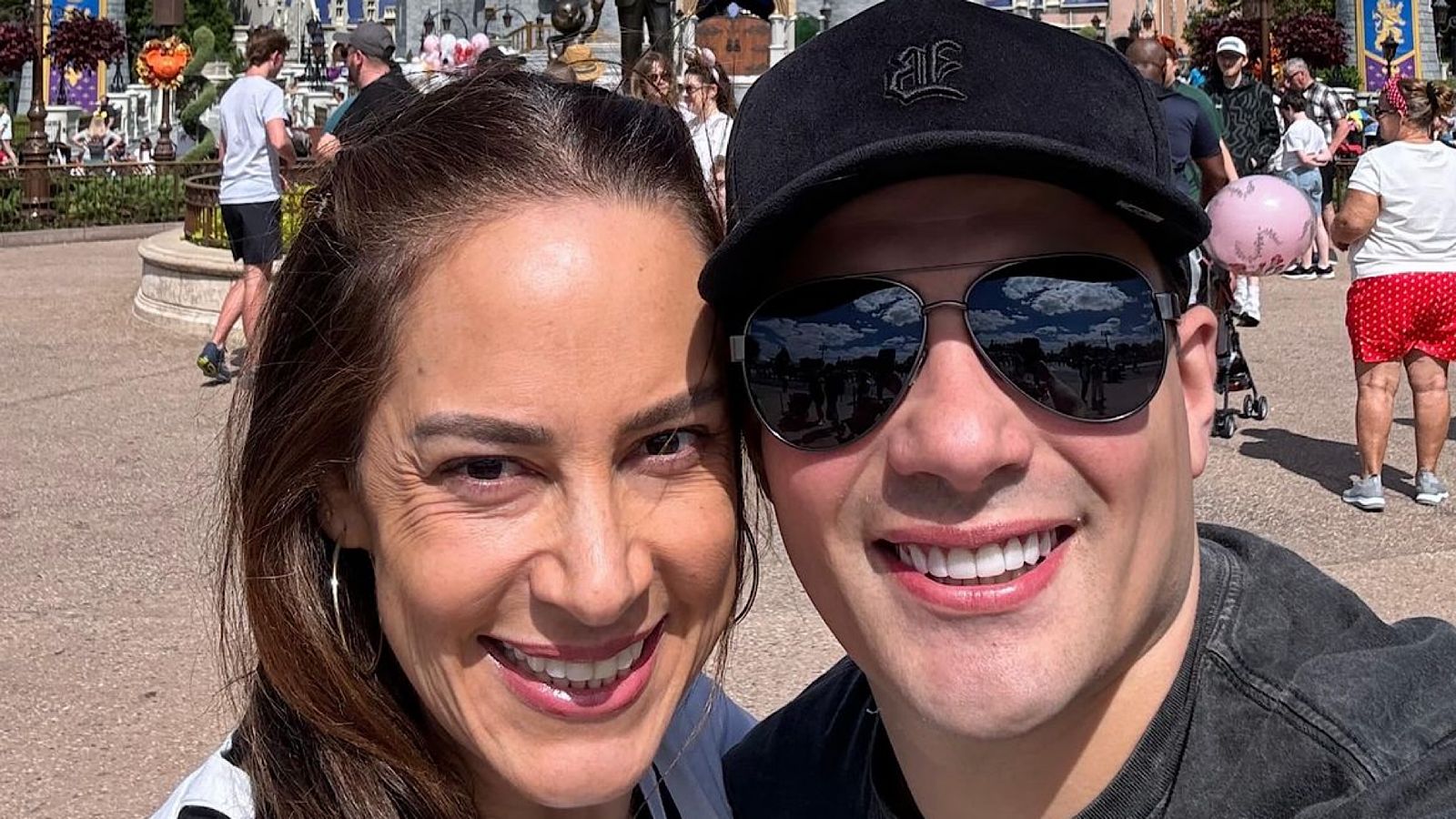 Silvia Abravanel compartilha registros apaixonados em viagem com o noivo: ‘Trazendo o meu amor’