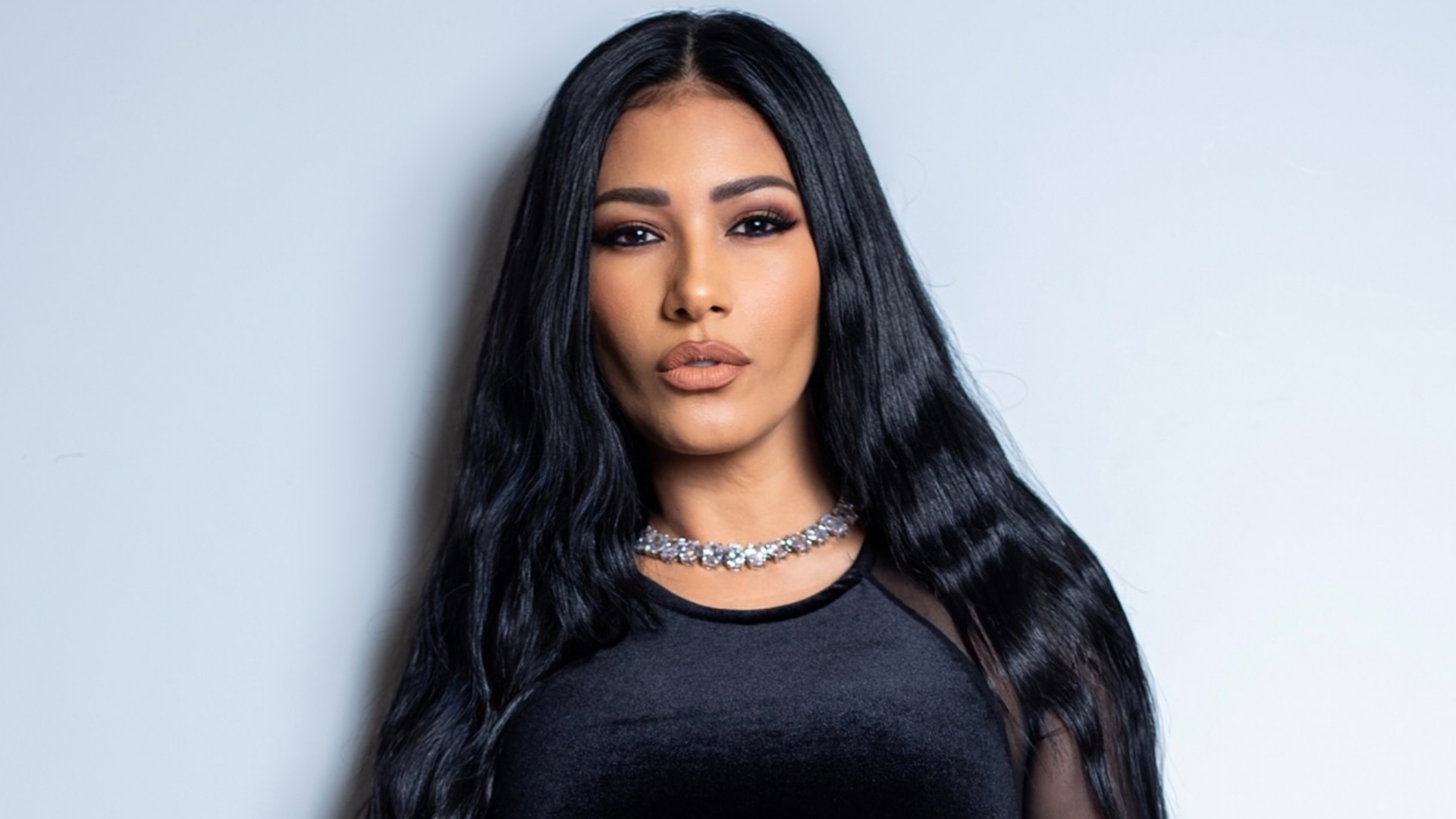 Simaria Mendes ostenta curvas impecáveis com vestido justinho: “Perfeita”