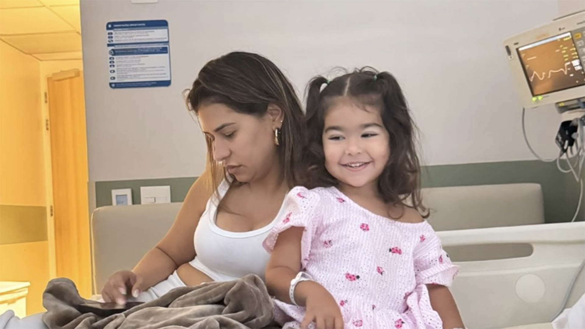 Simone surge no hospital com a filha, Zaya. Saiba o que aconteceu