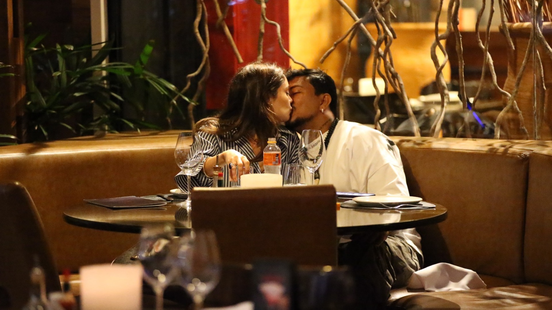 Sophie Charlotte é clicada em clima de romance com Xamã durante jantar