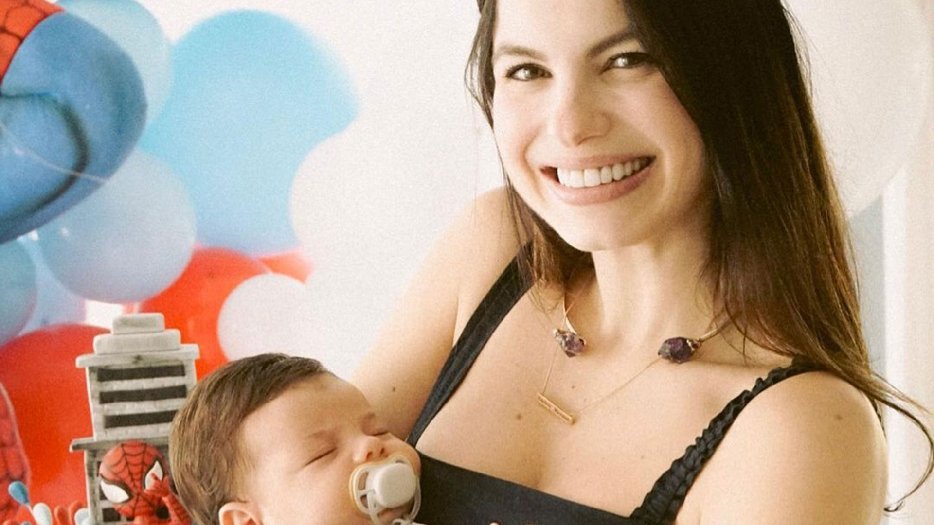 Sthefany Brito celebra primeiro mês do filho com festa temática