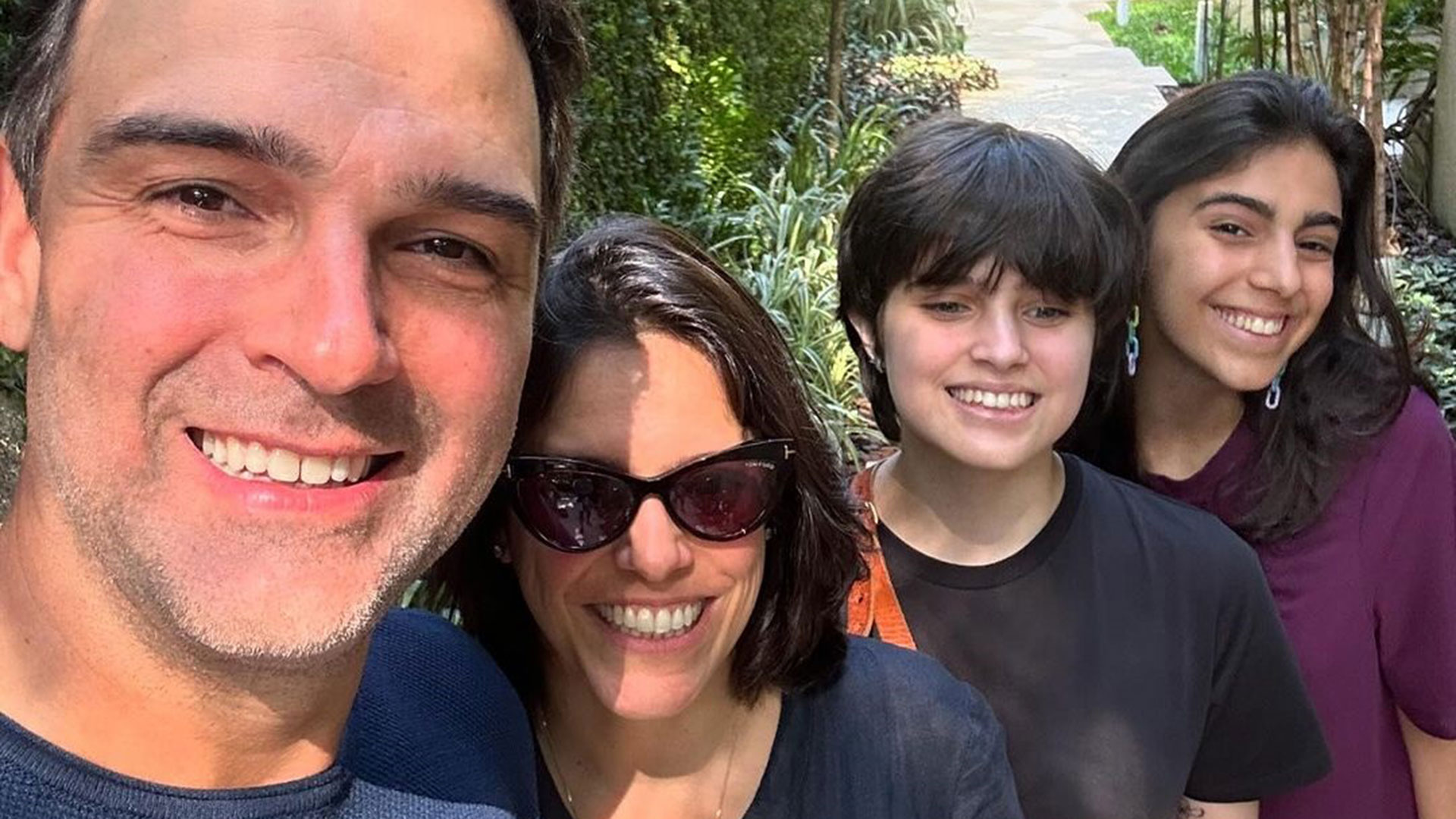 Tadeu Schmidt curte teatro com a esposa e as filhas