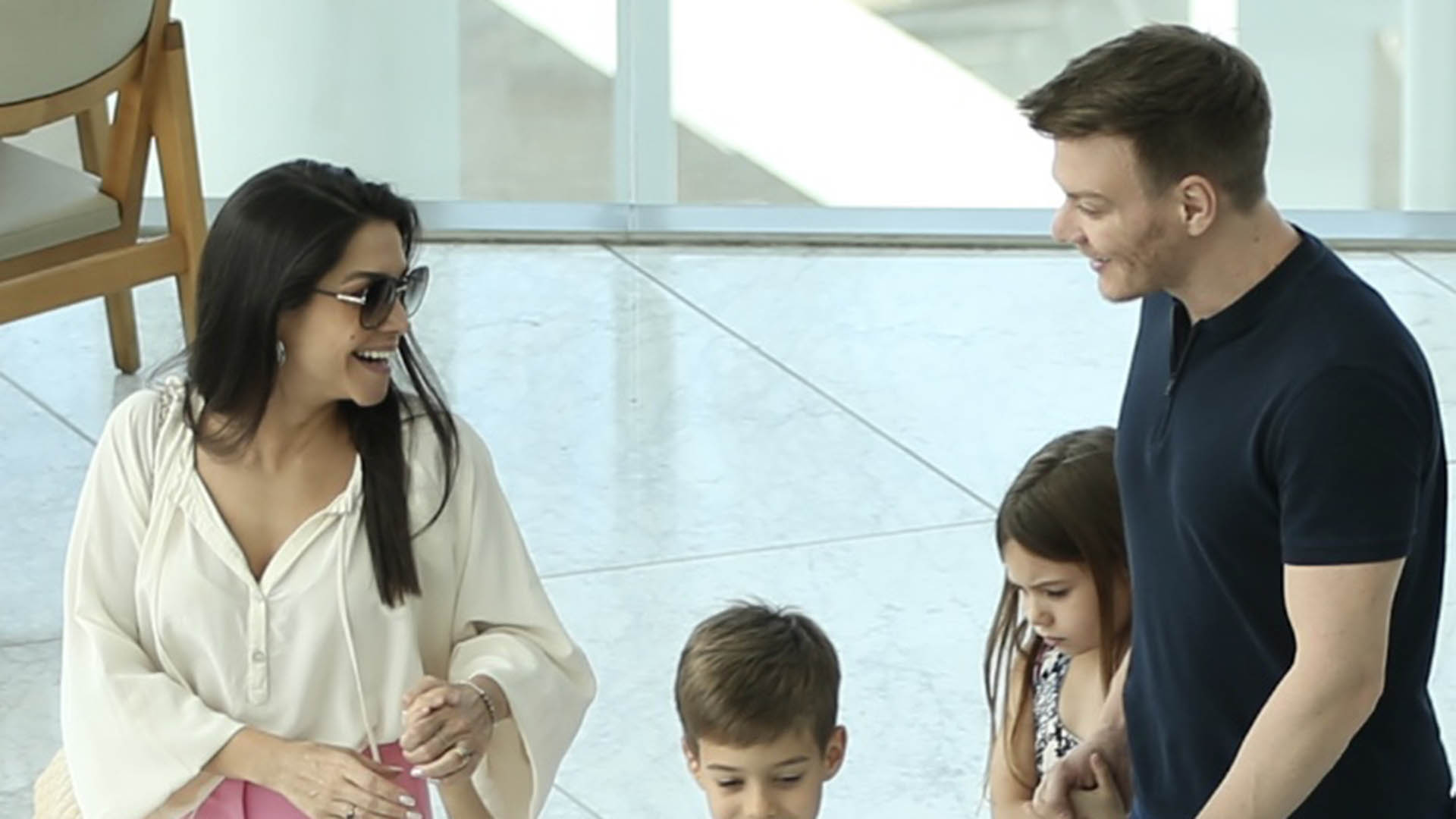 Thais Fersoza e Michel Teló curtem passeio com os filhos no Rio de Janeiro