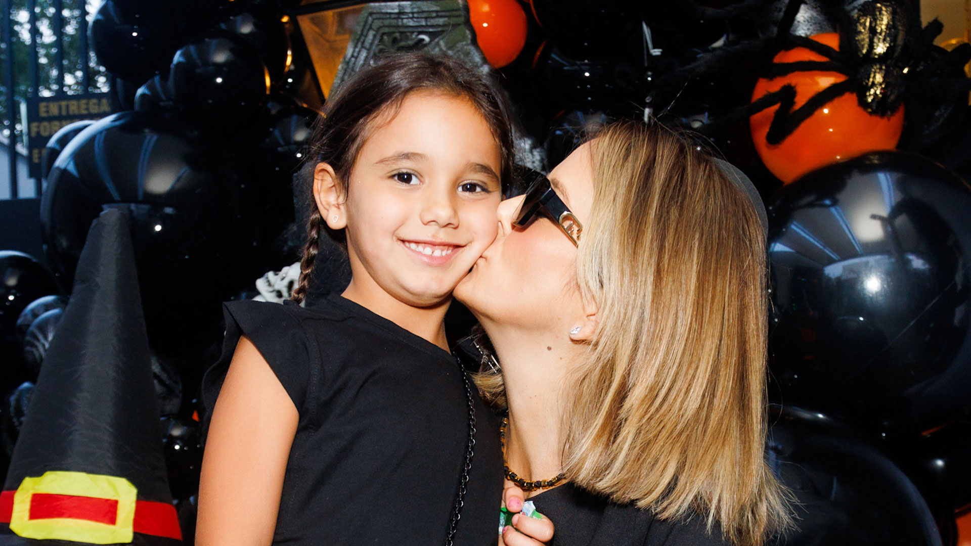 Ticiane Pinheiro leva filha Manuella para festa de Halloween