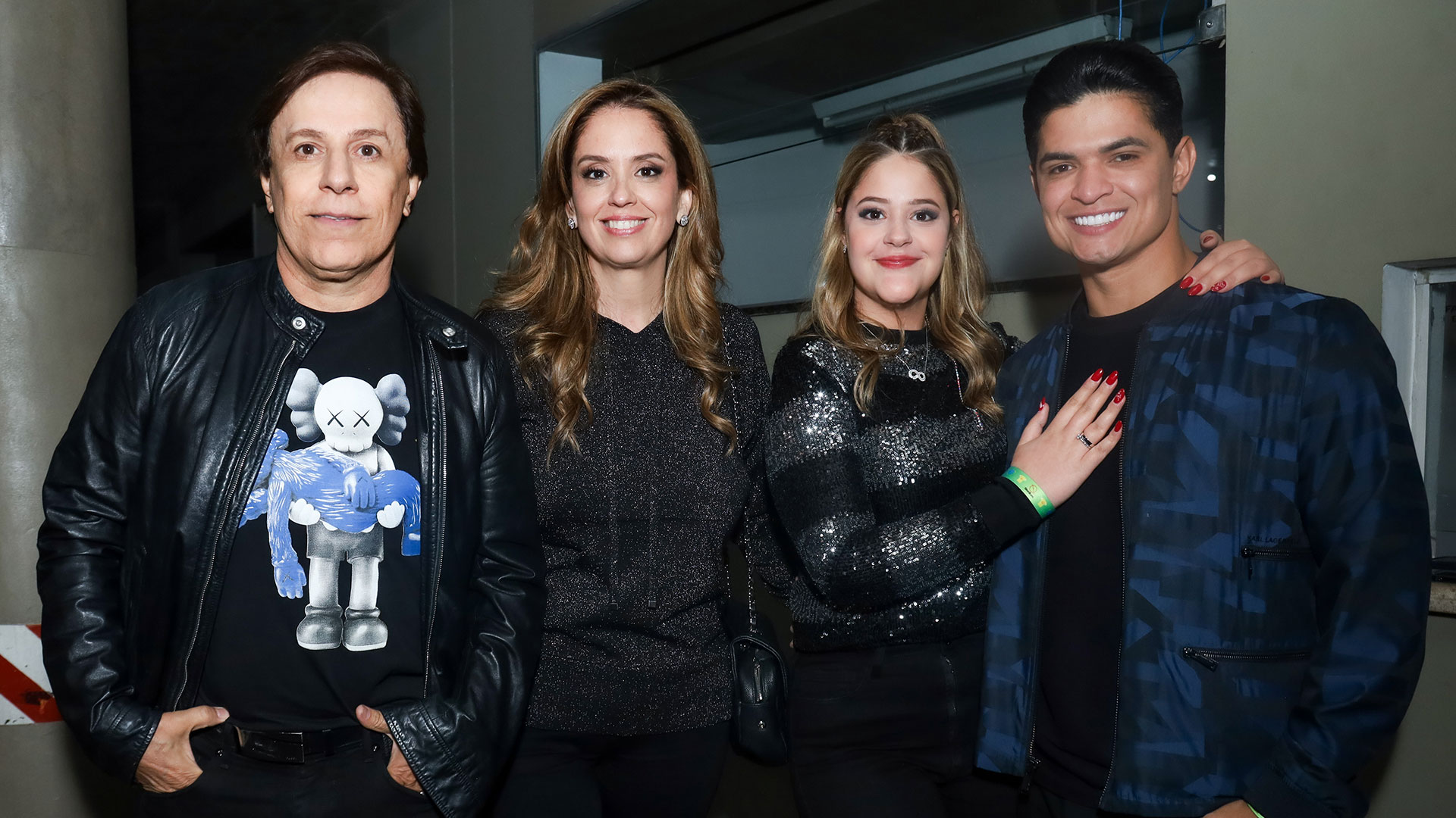 Maria, filha de Tom Cavalcante, posa com namorado em show