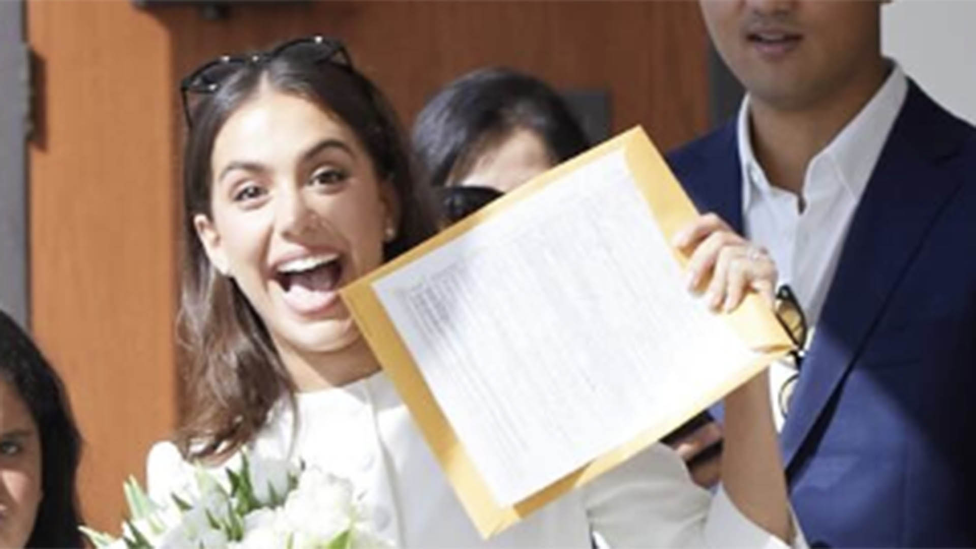 Filha de Carolina Ferraz exibe fotos inéditas do seu casamento