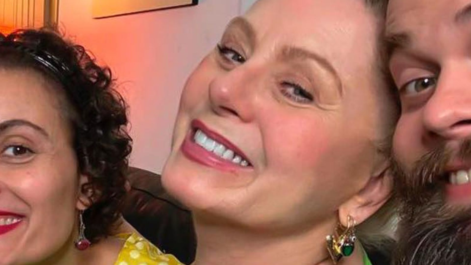 Vera Fischer encanta ao mostrar fotos raras dos dois filhos juntos: ‘Amor’