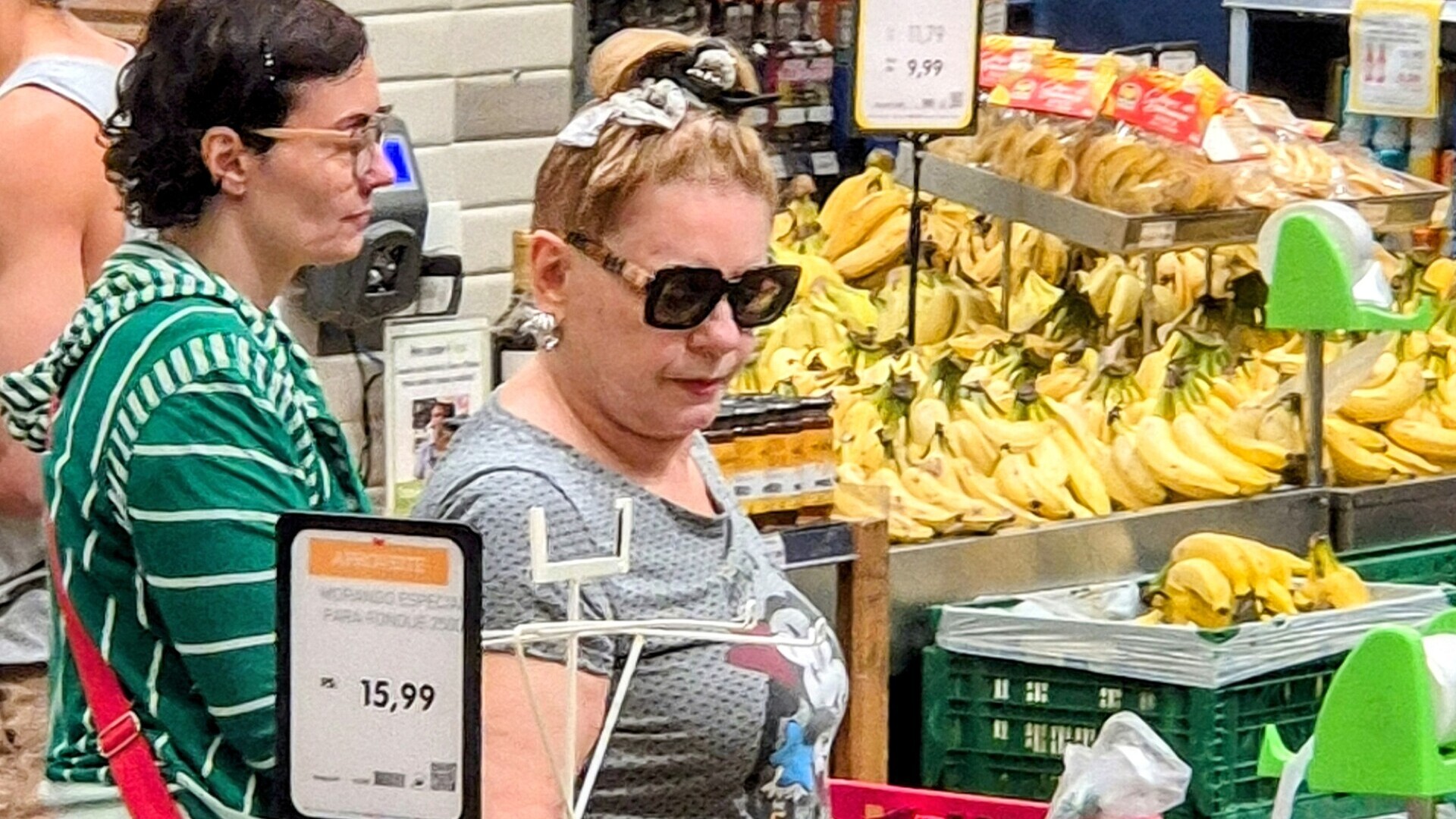 Vera Fischer é flagrada em rara aparição com a filha; veja as fotos