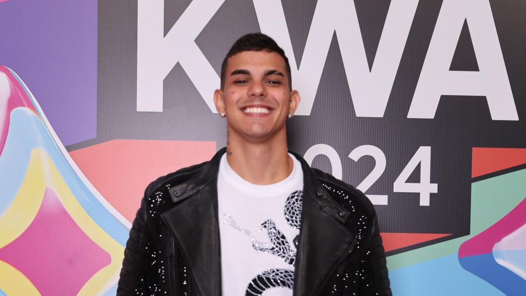 Quem é o influenciador que surgiu com look avaliado em R$ 100 mil em premiação