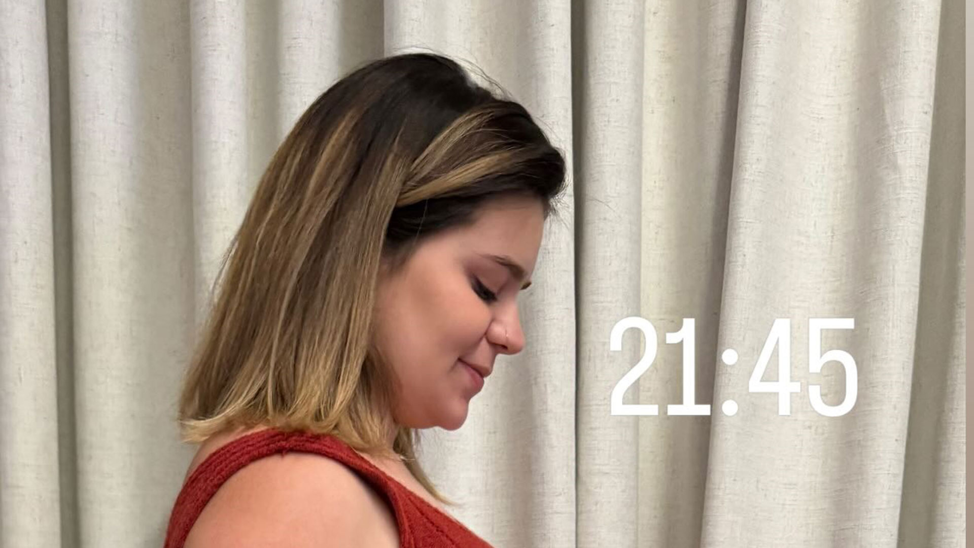 Viih Tube posa exibindo o barrigão e Eliezer faz comparação