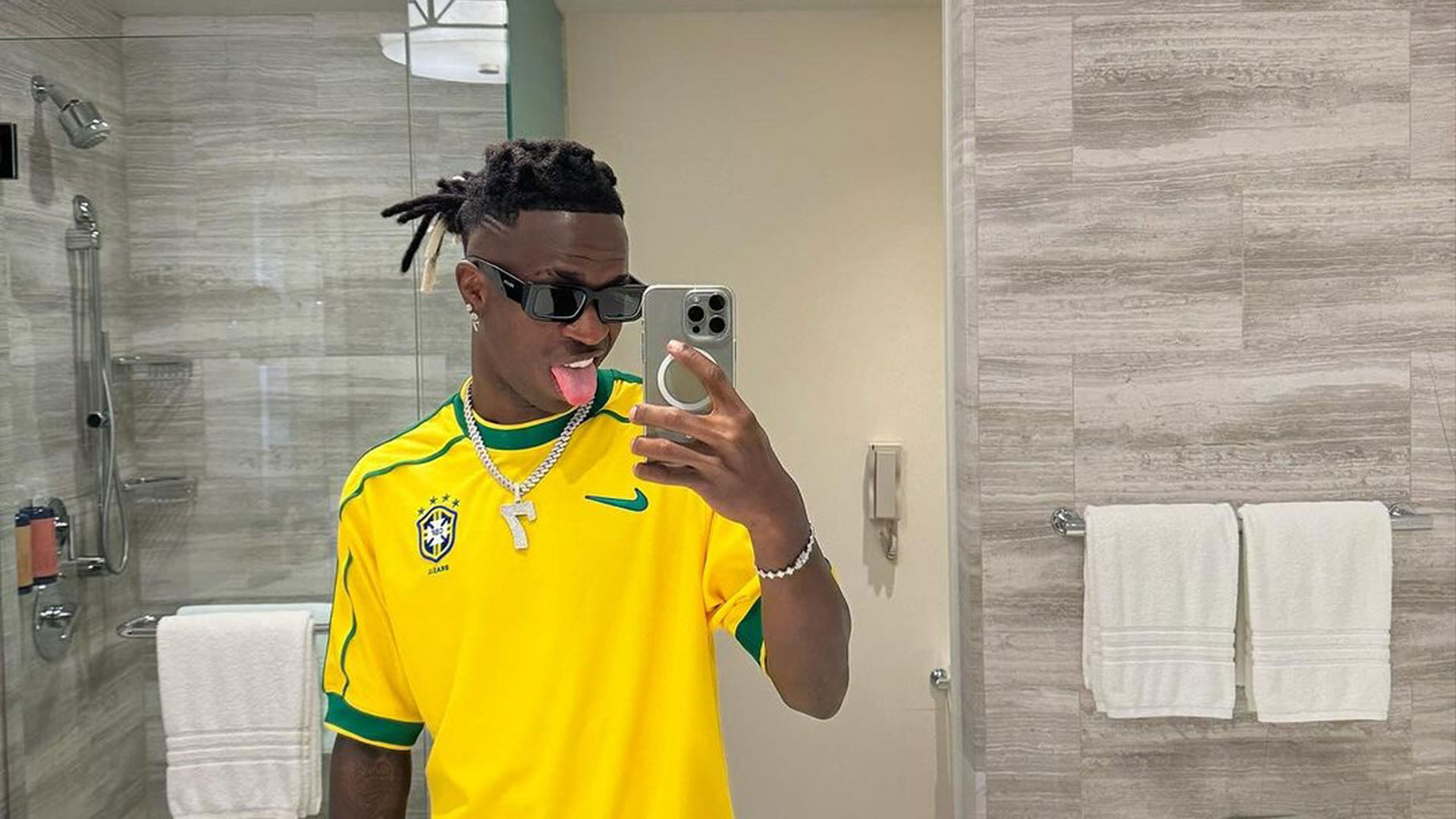 Jogador Vini Jr. se pronuncia após perder a Bola de Ouro