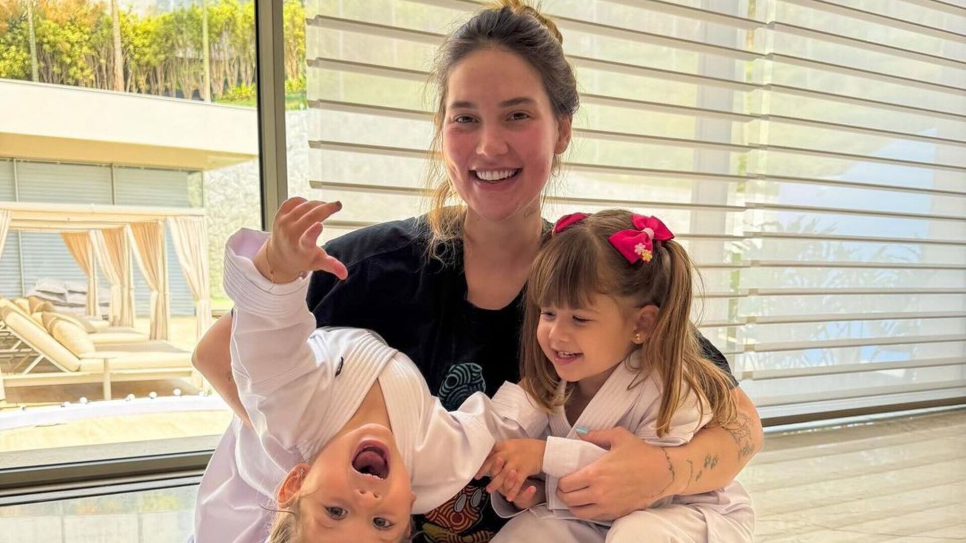 Virginia explica cara inchada e vermelha em fotos fofas com as filhas