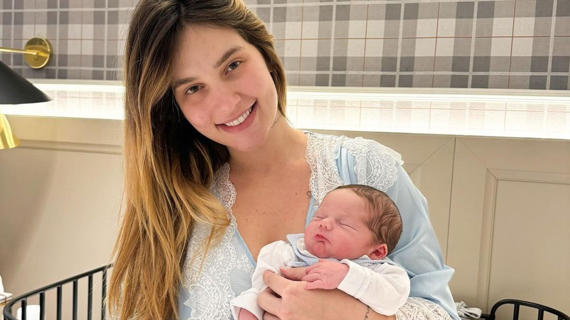 Virginia Fonseca encanta ao ‘bater papo’ com filho caçula