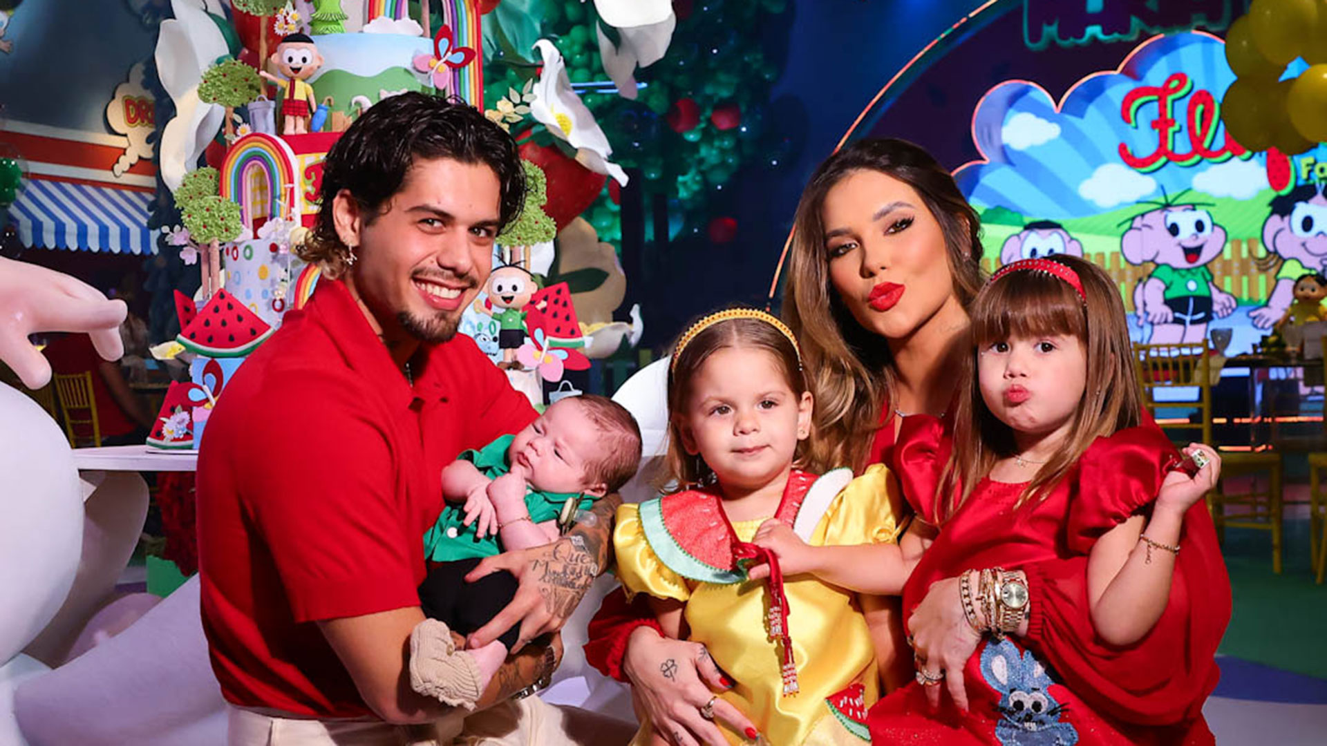 Virginia Fonseca e Zé Felipe posam com os filhos em festa de Maria Flor