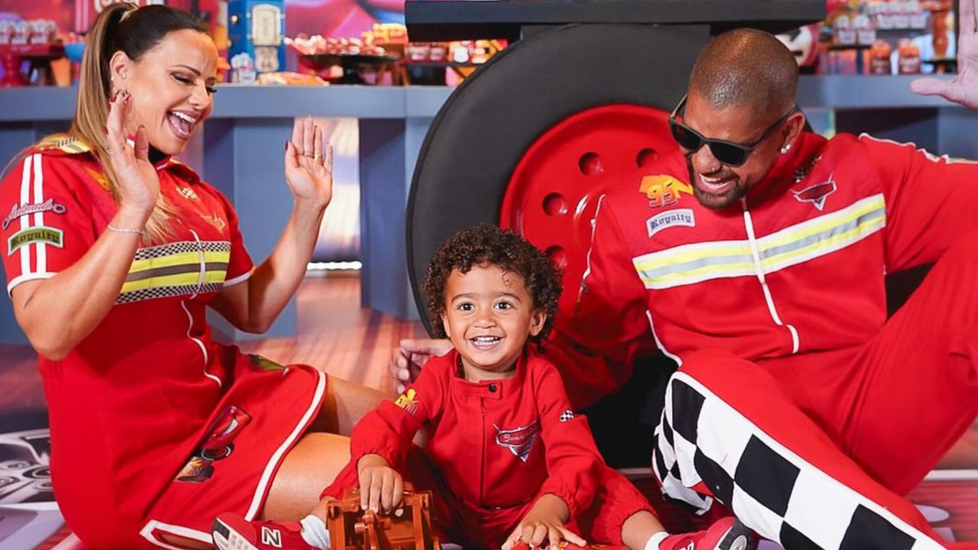Viviane Araújo se derrete em novas fotos da festa de aniversário do filho