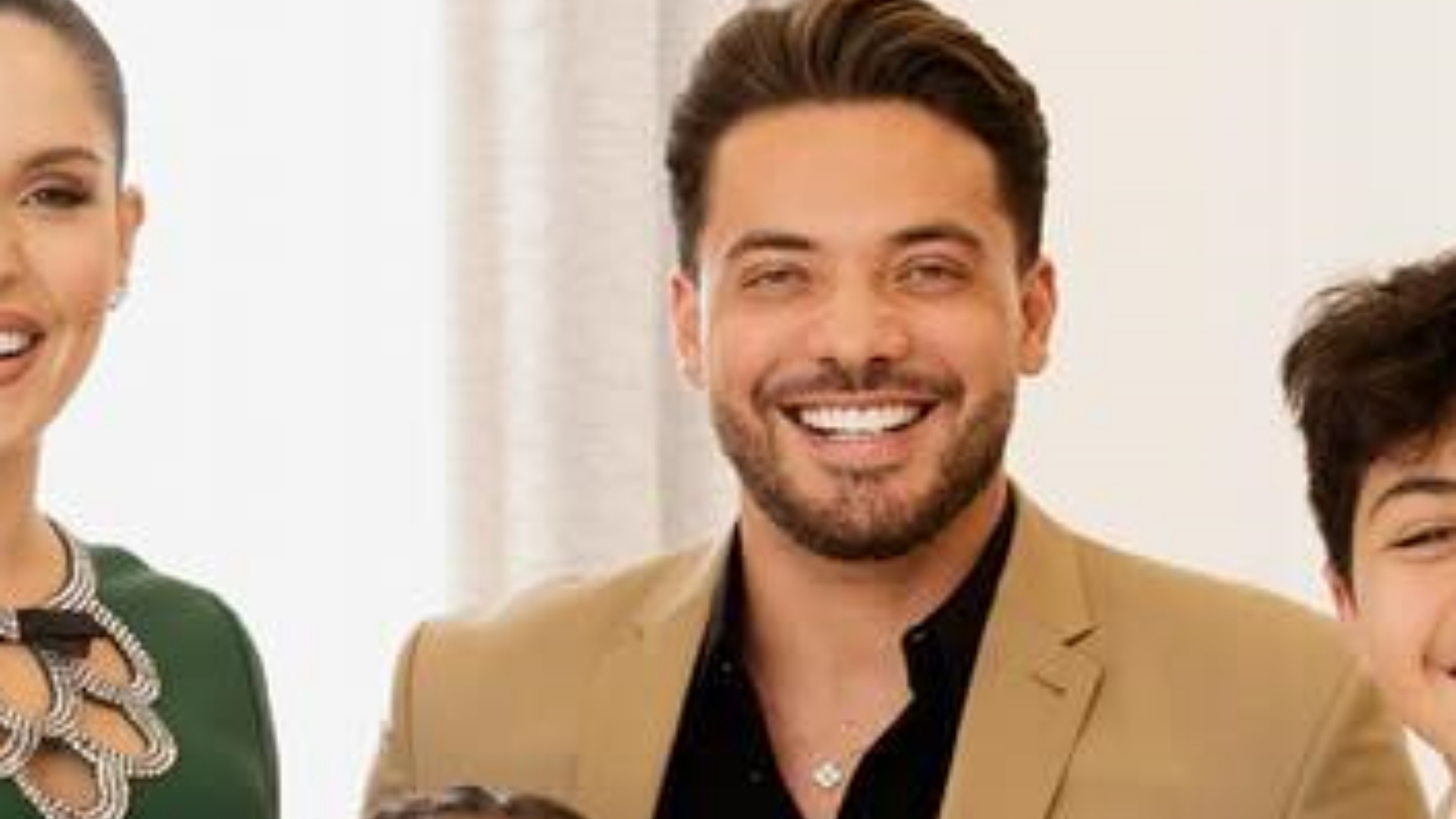 Wesley Safadão mostra a família com looks estilosos para ensaio fotográfico