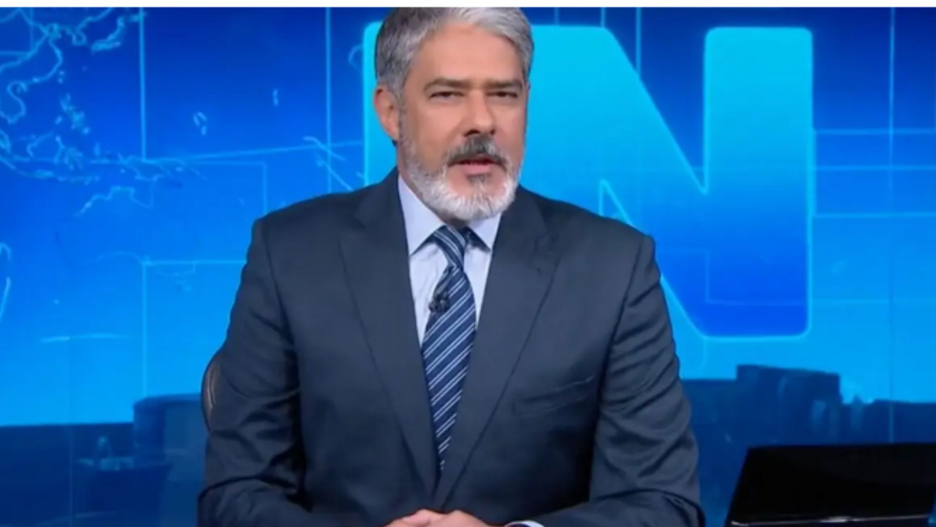 Ao vivo, William Bonner dá conselho para repórter que está no caminho do Furacão Milton