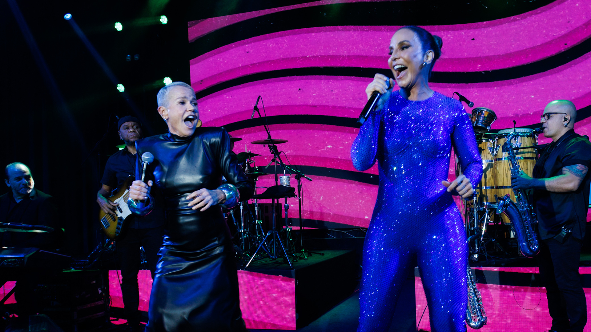 Xuxa se joga na dança ao som de Ivete Sangalo