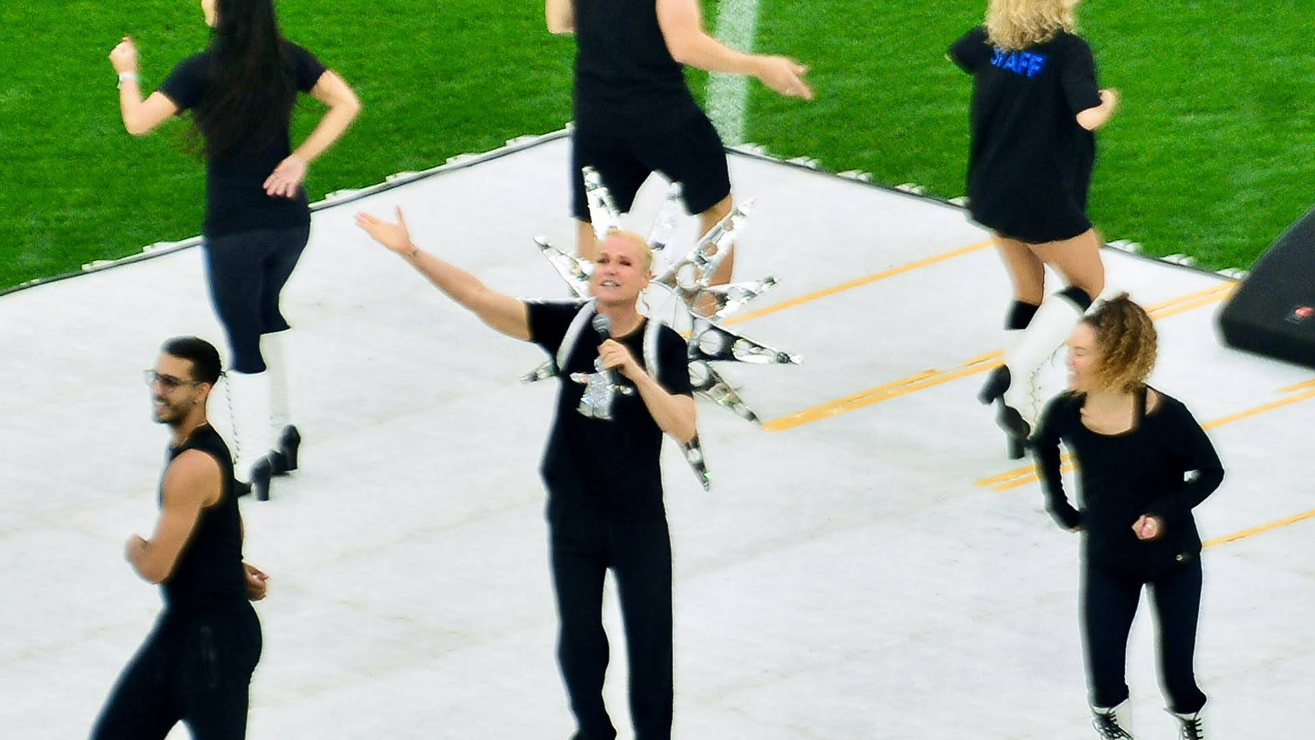 Xuxa é flagrada no ensaio para show que fará no Futebol da Esperança