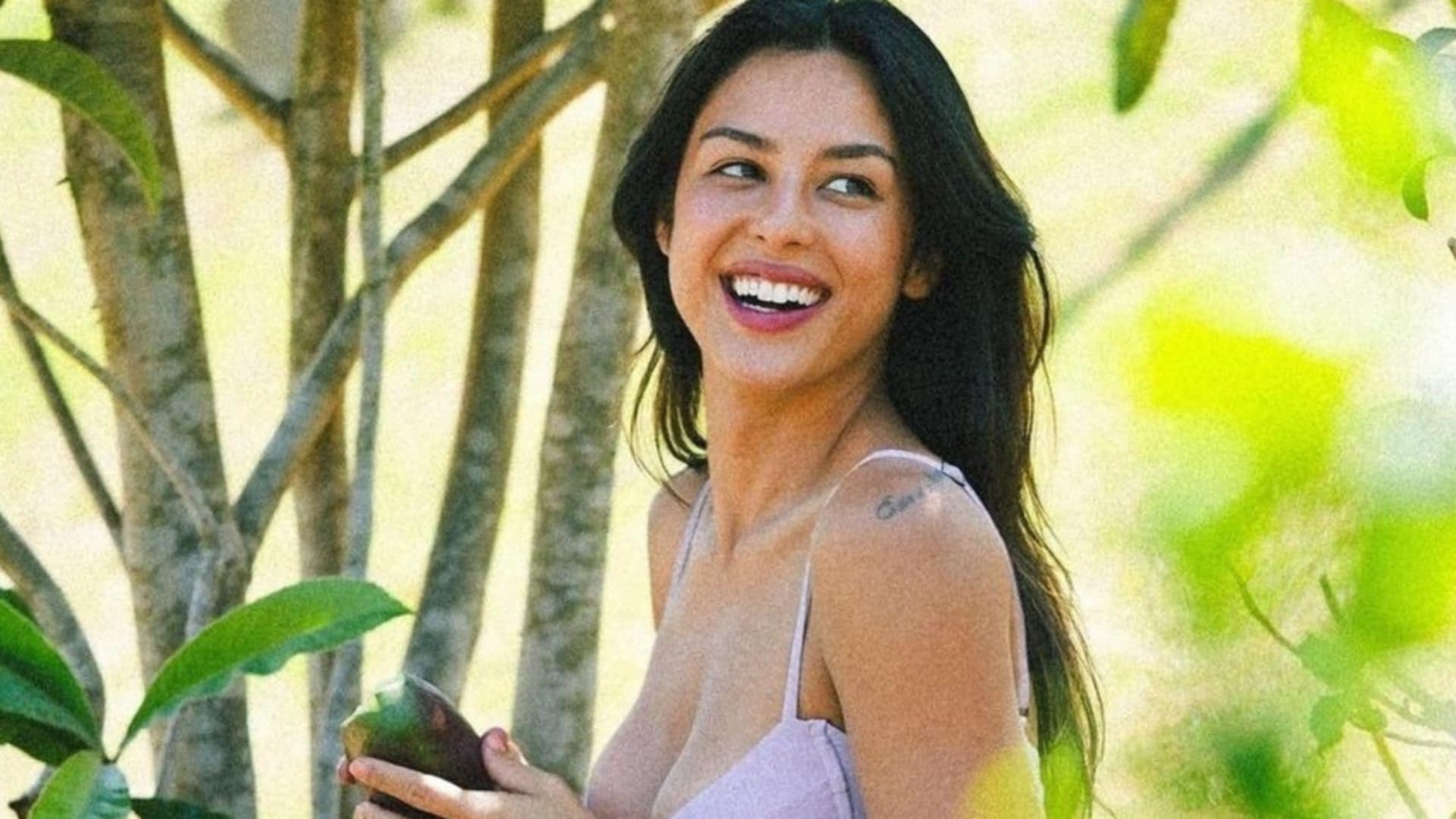 Mãe duas vezes, Yanna Lavigne dá show de beleza natural em fotos de biquíni