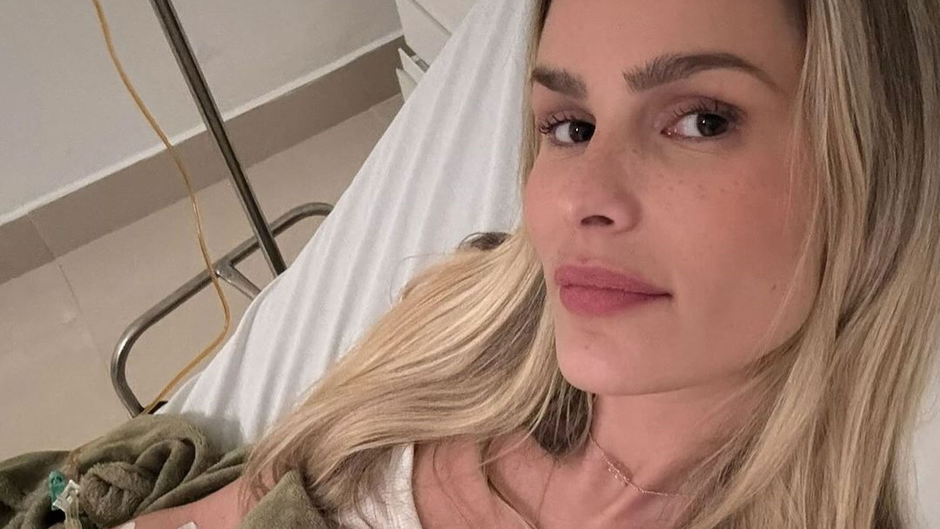 Yasmin Brunet posta foto no hospital e faz reflexão sobre padrão de beleza
