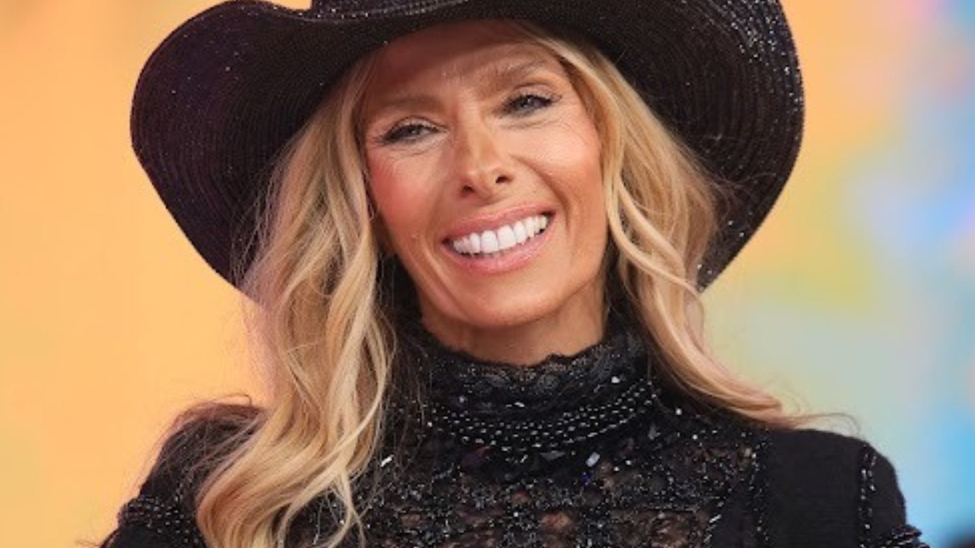 Adriane Galisteu esbanja beleza com vestido preto no palco do Teleton