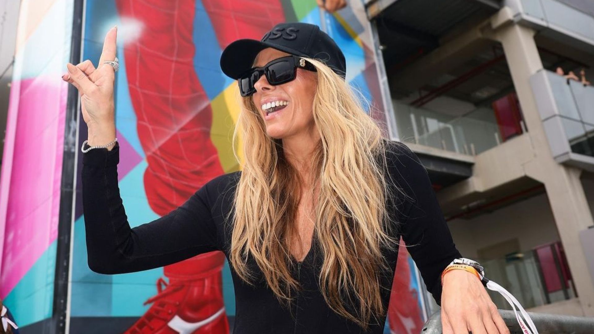 Adriane Galisteu posa em frente ao painel de Senna durante treino de Fórmula 1