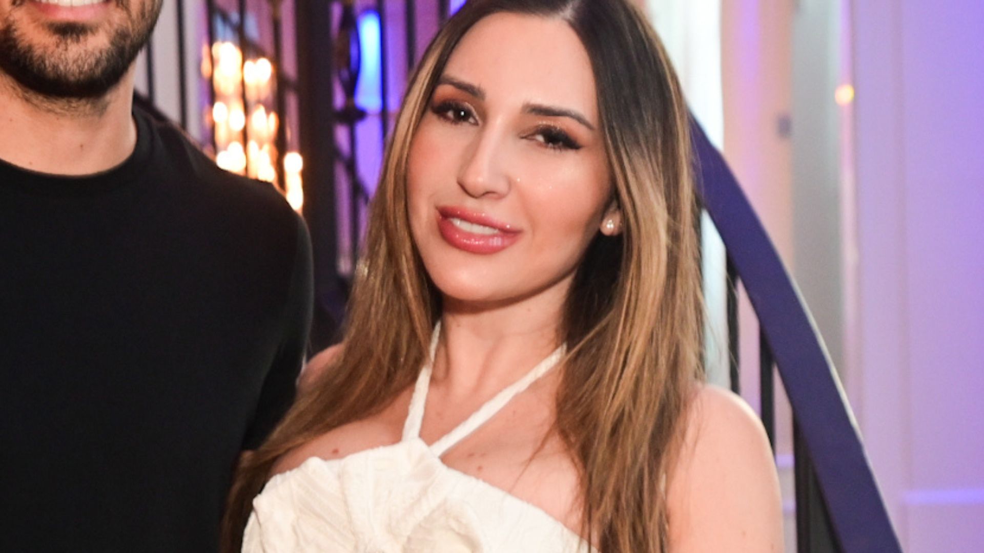 Ex-BBB Amanda Meirelles faz rara aparição com o namorado em desfile de moda