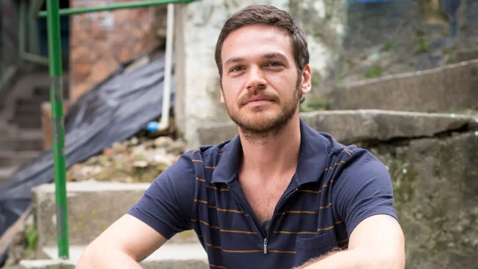 Emílio Dantas completa 42 anos; ator já se arrependeu de papel em novela da Globo