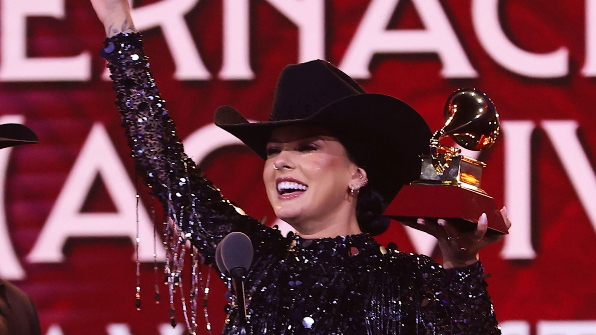 Ana Castela se emociona ao vencer o Grammy Latino