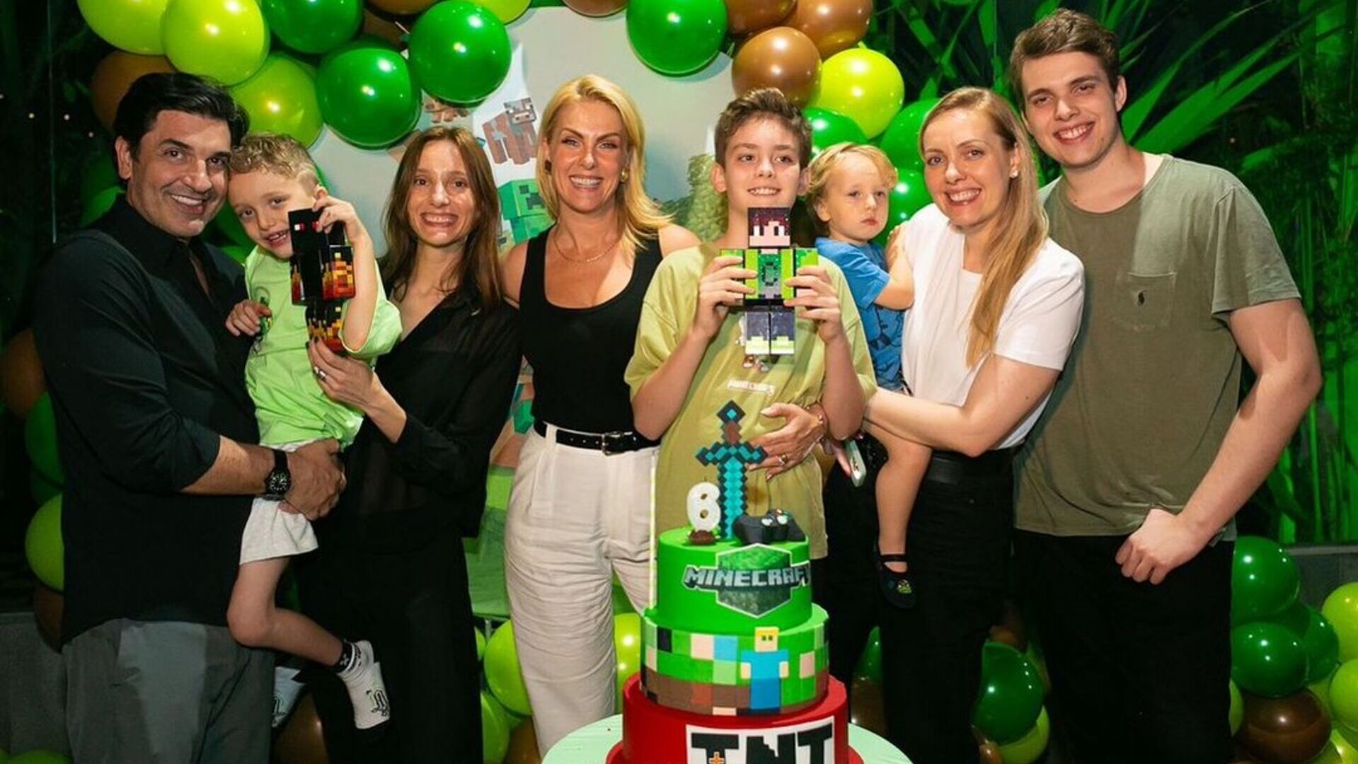 Ele cresceu! Ana Hickmann mostra fotos da festa de seis anos do afilhado
