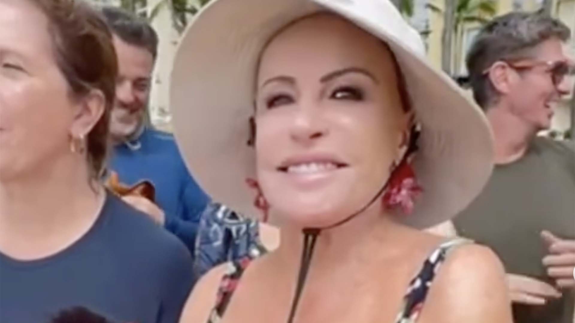 Ana Maria Braga deixa a cinturinha à mostra no Havaí