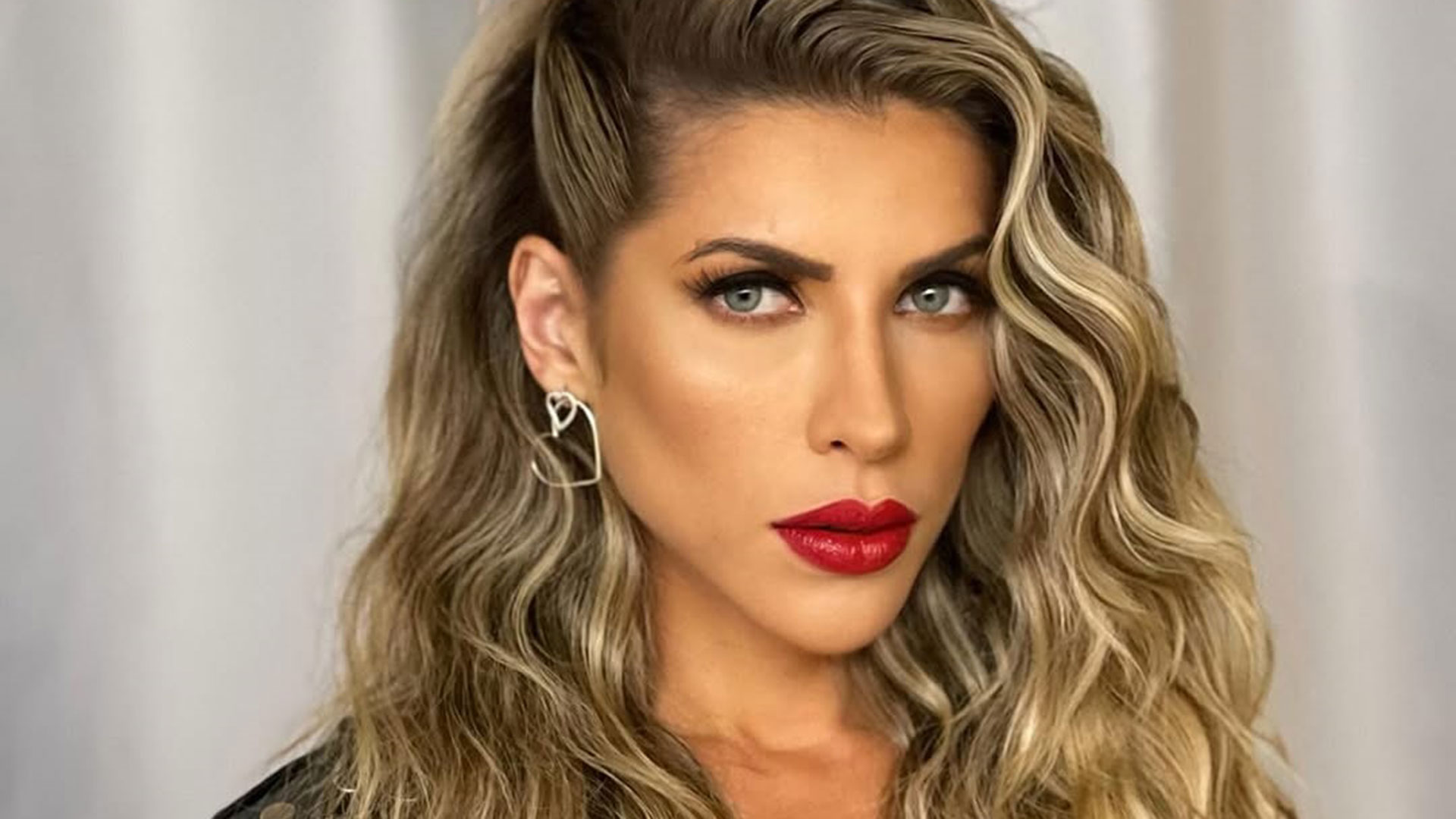 Ana Paula Minerato chora em live após polêmica: ‘Muito mal’