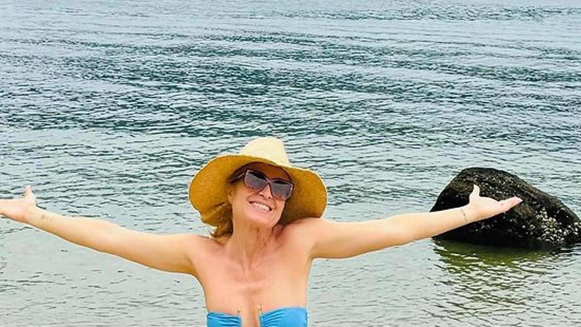 Angélica curte viagem em família e arrasa ao posar de biquíni