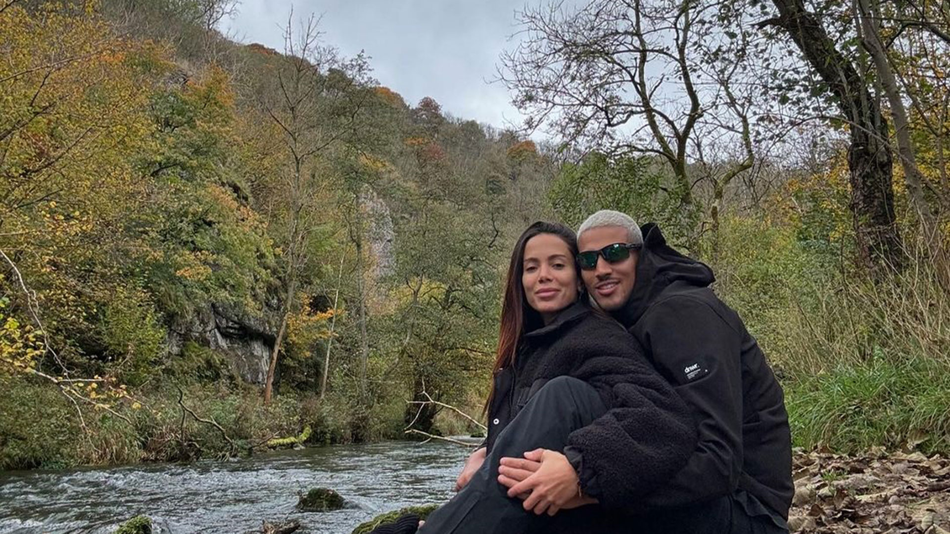 Anitta combina look durante viagem com o namorado
