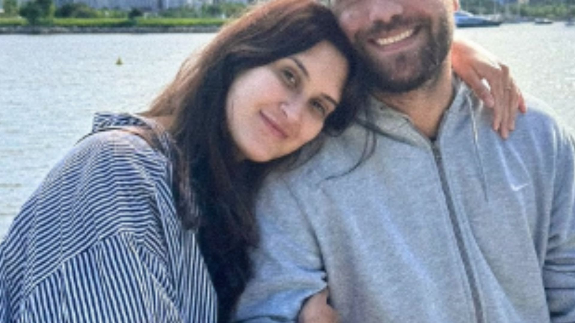 Filha de Fátima Bernardes surge abraçadinha com o namorado. Saiba quem é