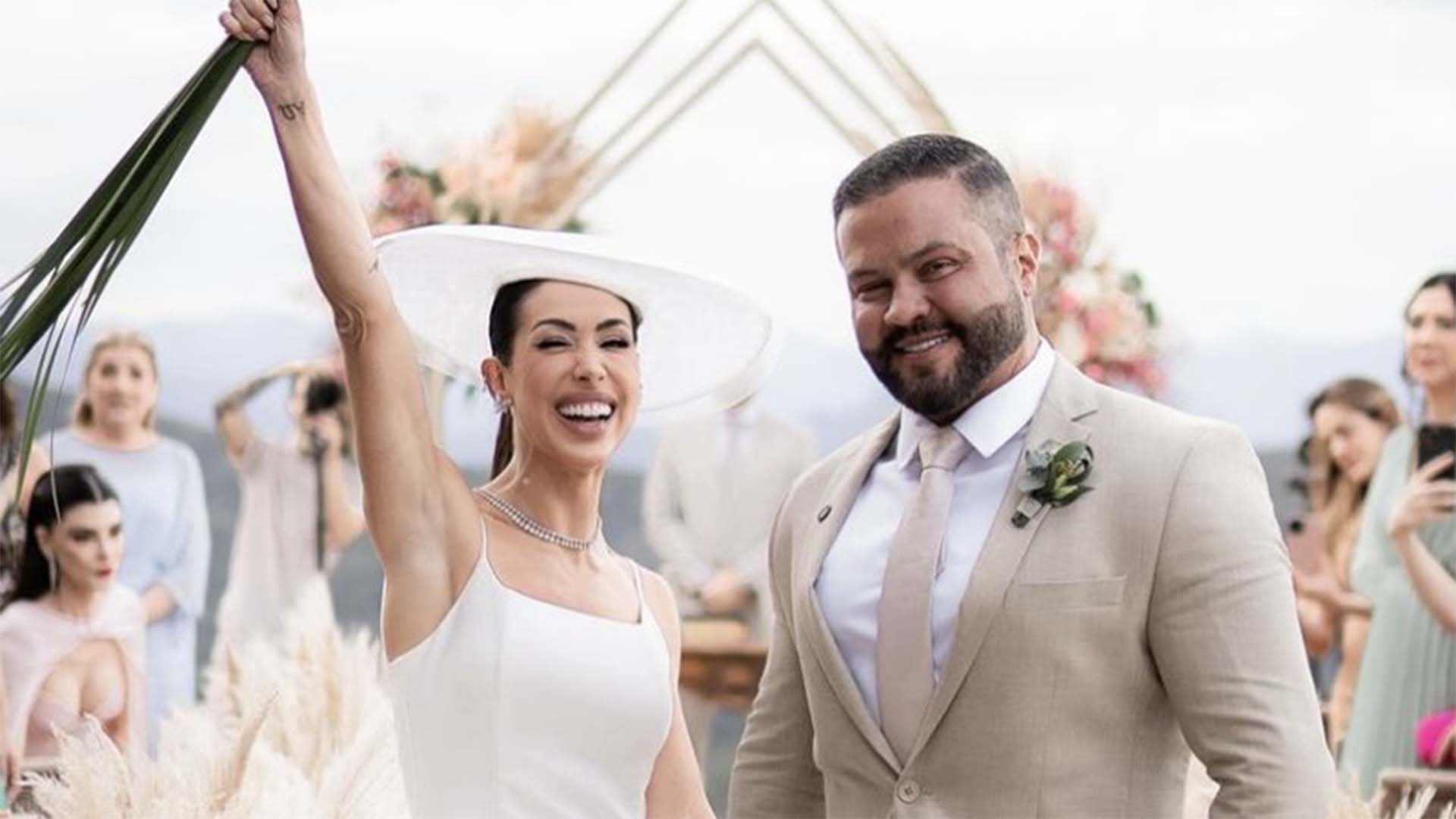 Bella Falconi usa vestido de noiva moderno em sua renovação de votos