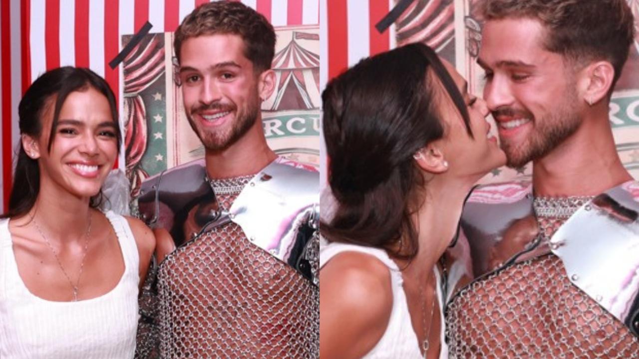 Bruna Marquezine e João Guilherme combinam fantasias e beijam muito em festa