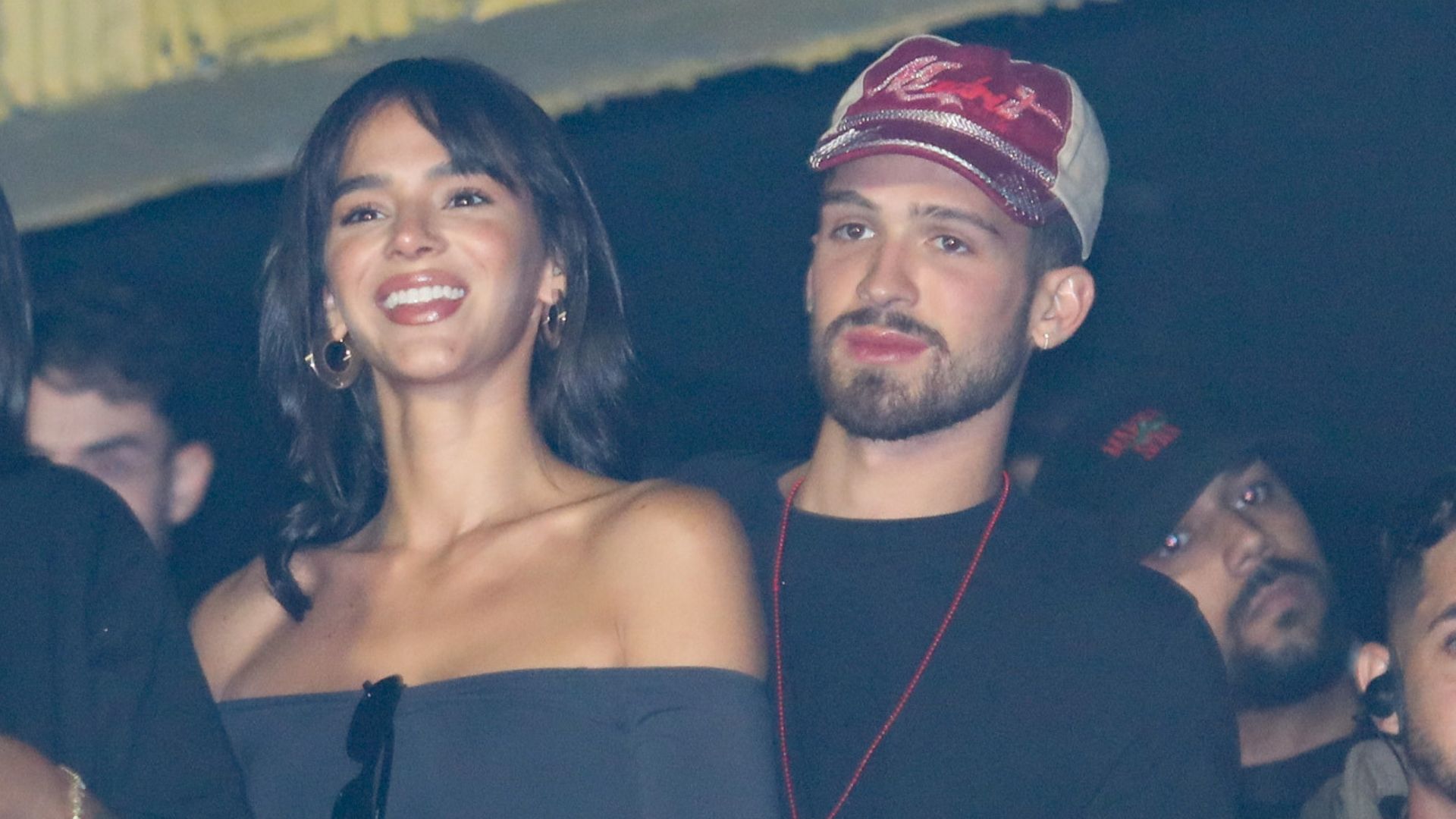 Bruna Marquezine e João Guilherme curtem show juntinhos em São Paulo