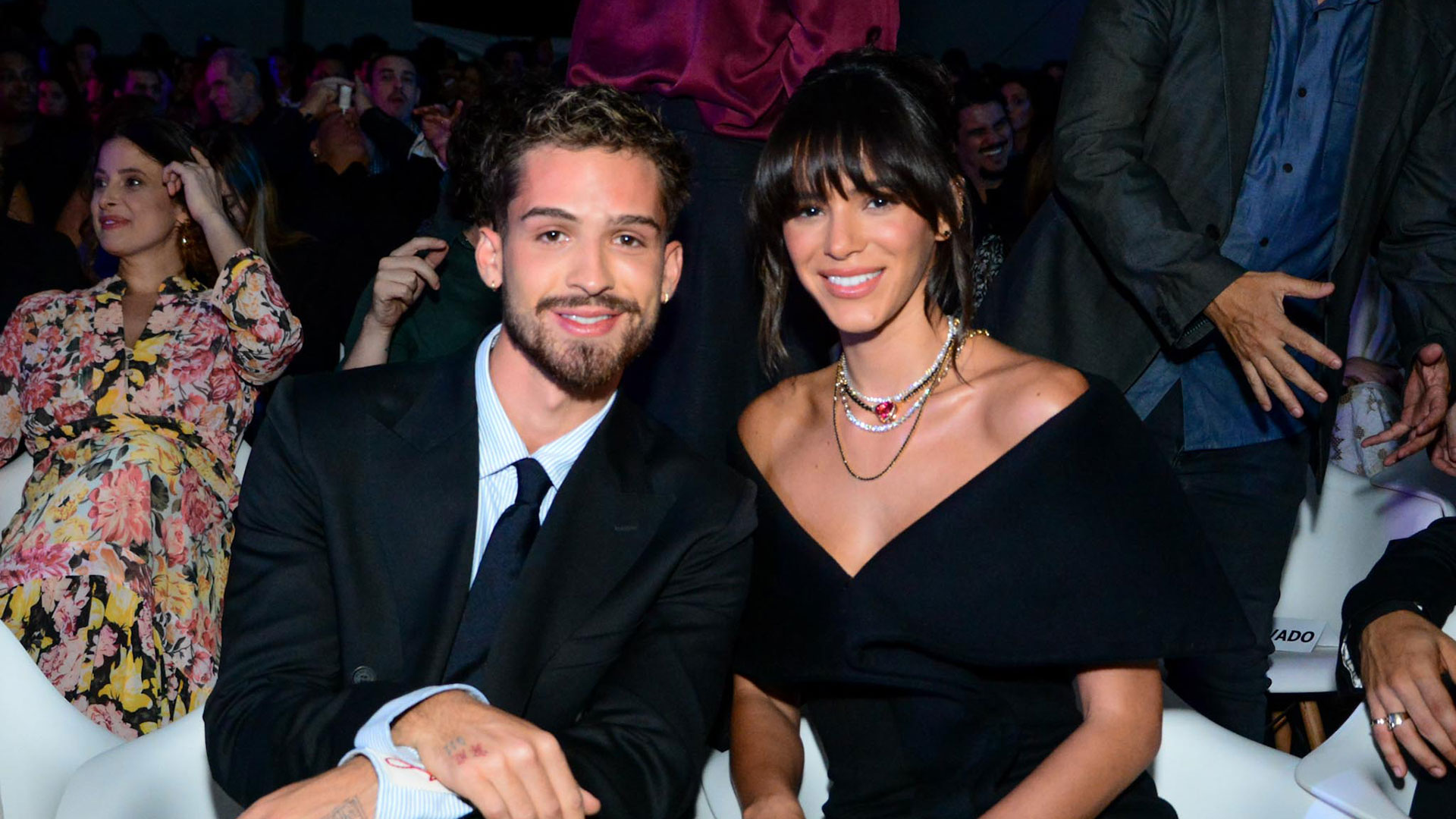 Bruna Marquezine e João Guilherme esbanjam carinho em evento