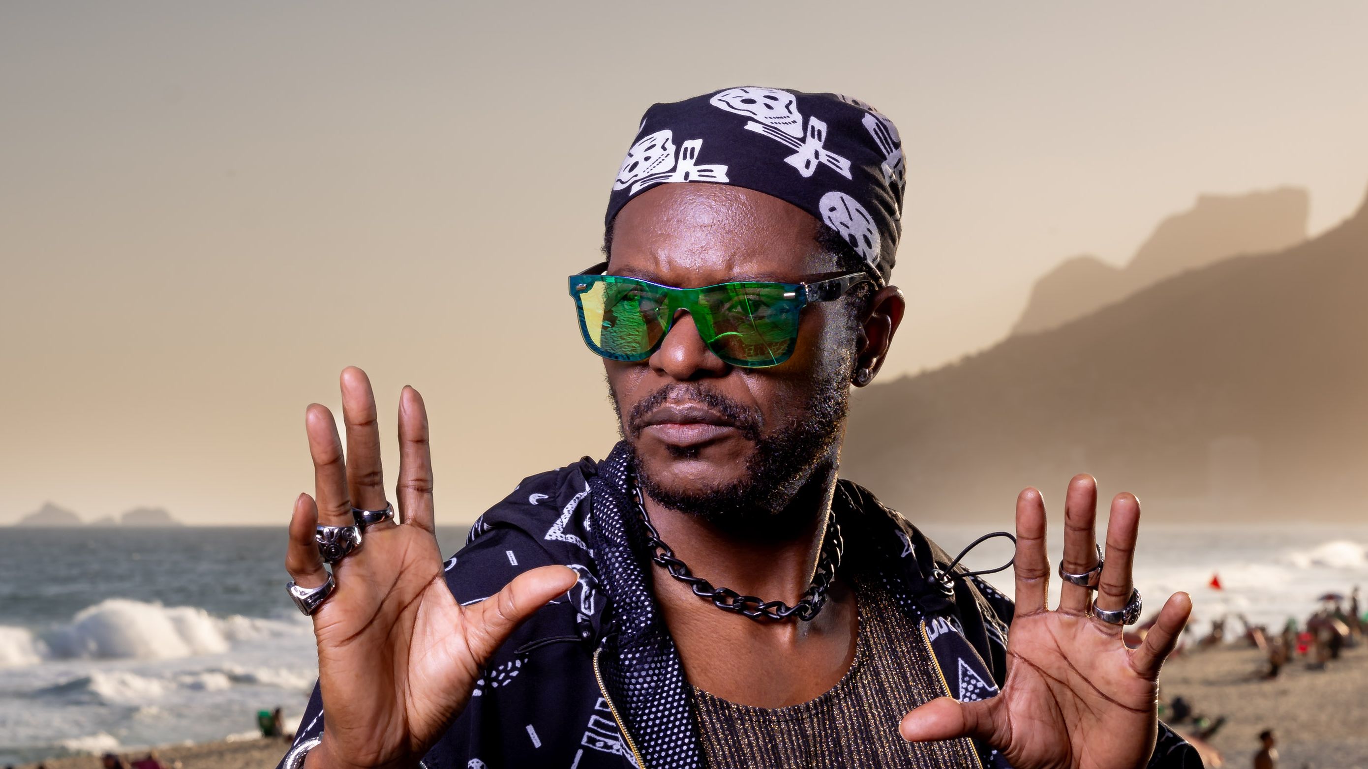 Bukassa Kabengele, de Mania de Você, não abre mão da cultura africana: ‘Me guia em tudo’