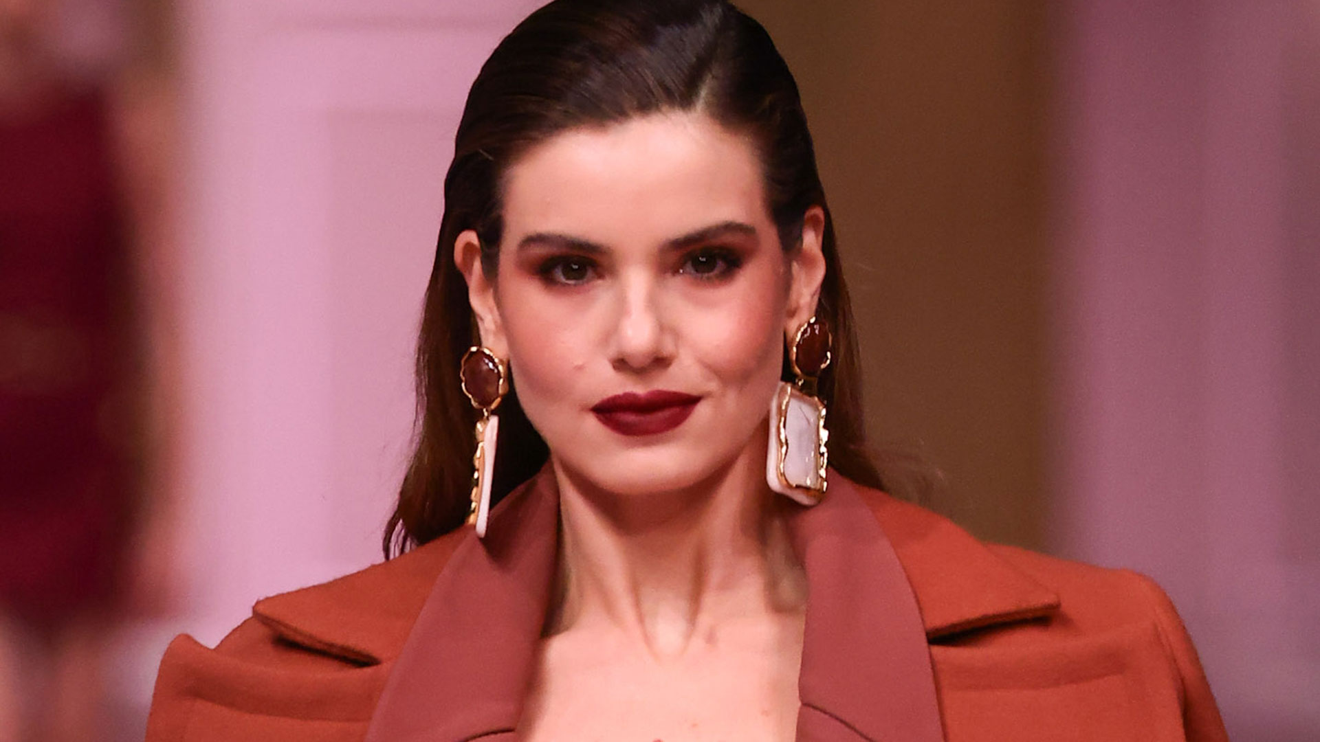 Camila Queiroz arrasa em desfile de moda e esbanja elegância
