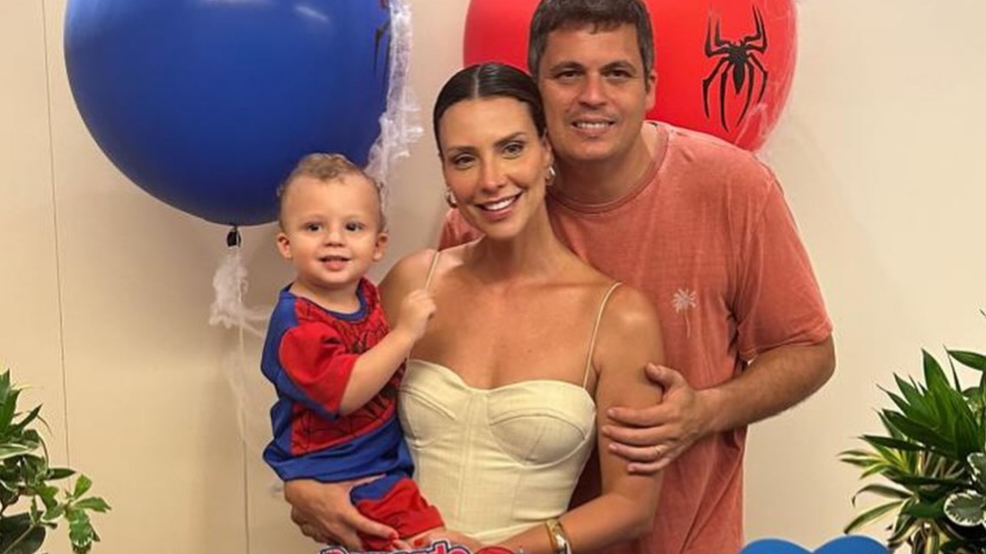Camila Rodrigues exibe detalhes da festa de aniversário do filho