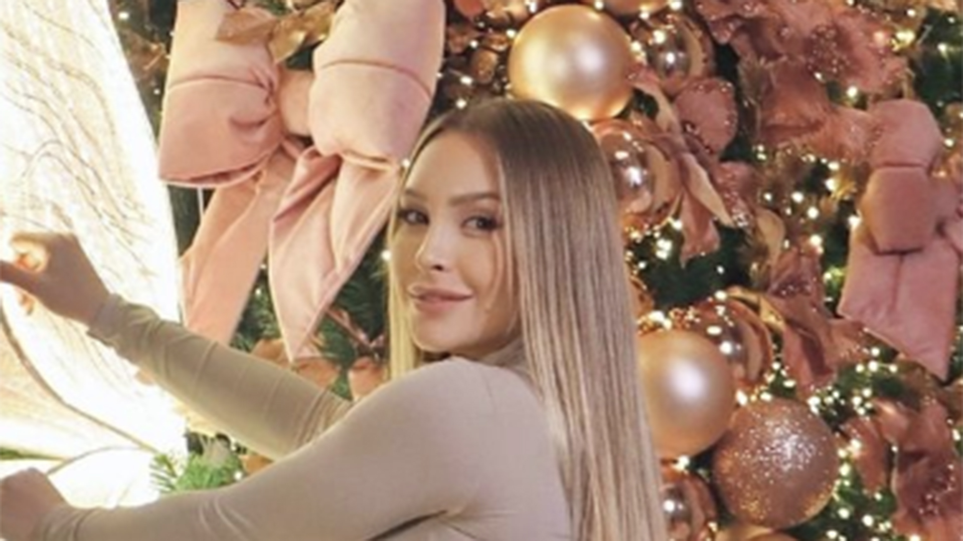 Carla Diaz coloca borboletas gigantes na árvore de Natal